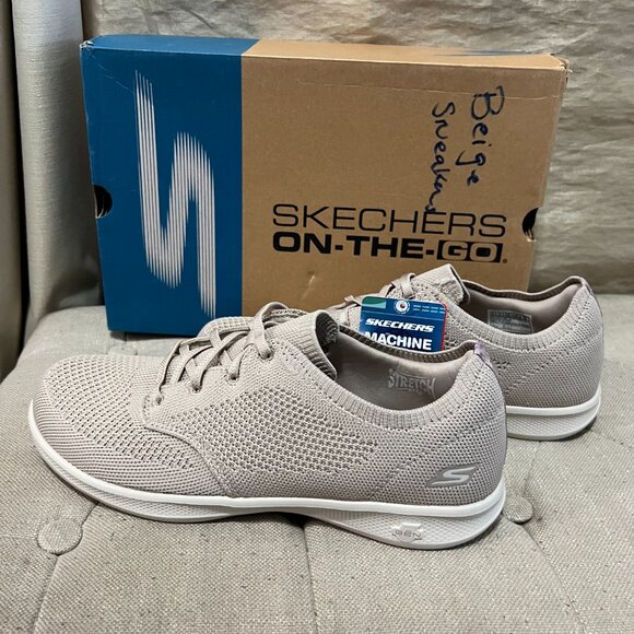 Sketchers women's sneakers in 9.5 - New in Box - Picture 5 of 10